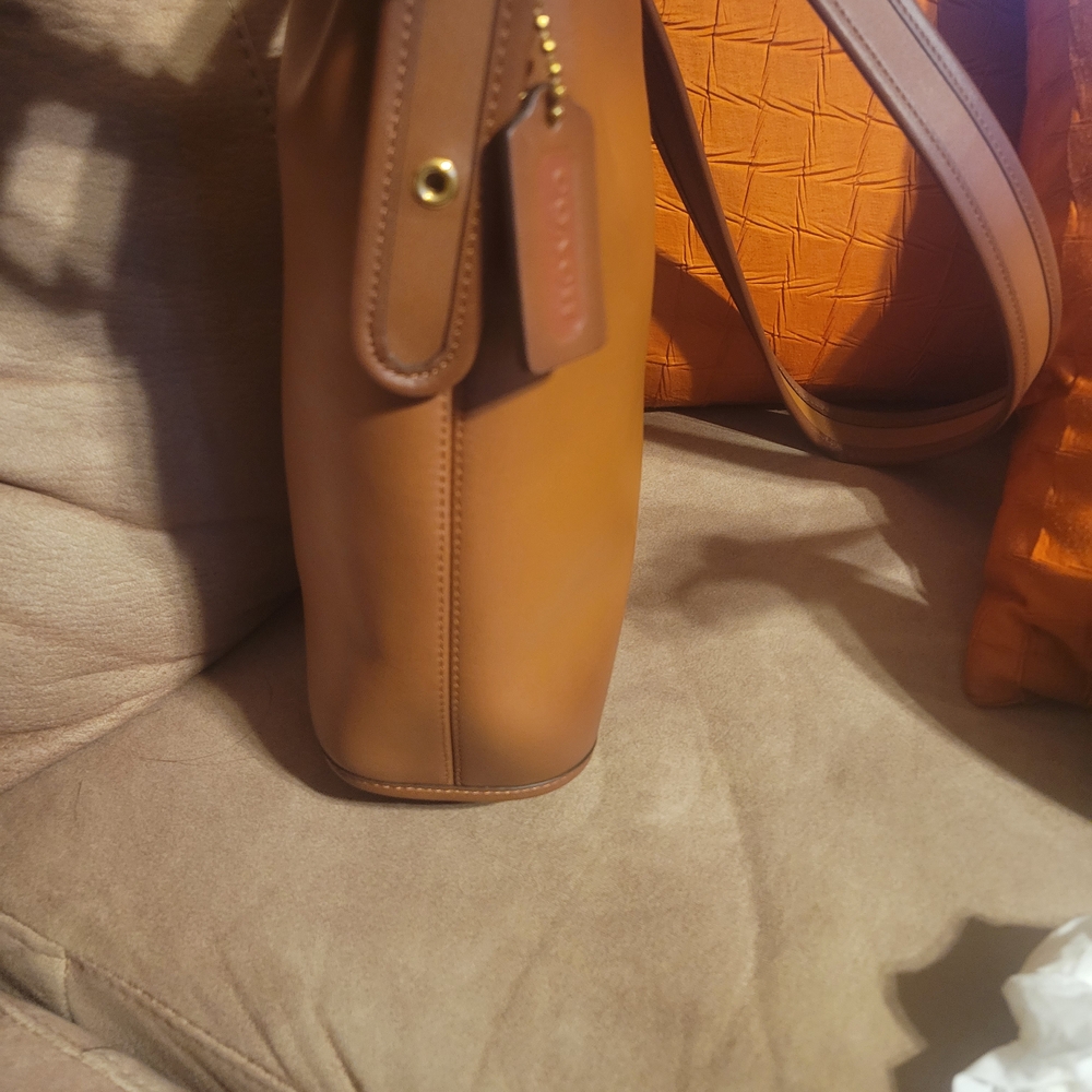 Coach Tan Leather Shoulder Bag Timeless Design - Picture 2 of 3